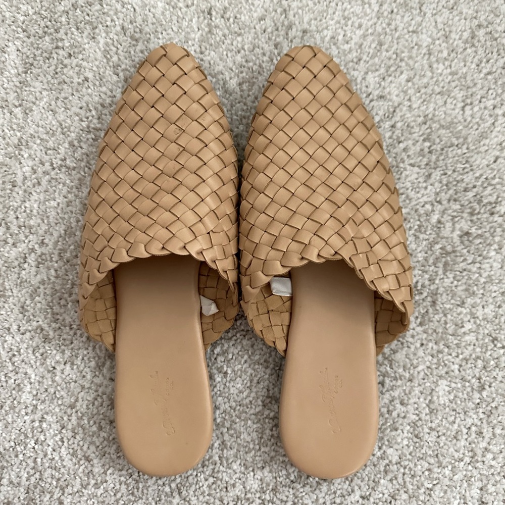 Universal thread weaved mules size 8.5